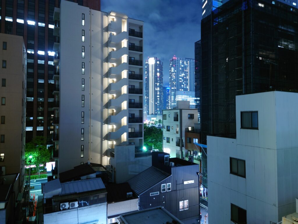 店内から見える夜の風景